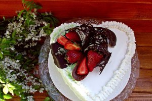 Desert tort cu crema de lamaie, capsuni si jeleu din vin sau 7 ani de bucatareala ori hlizeala pe Bucataras.ro