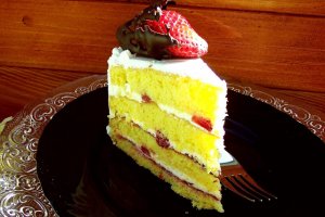 Desert tort cu crema de lamaie, capsuni si jeleu din vin sau 7 ani de bucatareala ori hlizeala pe Bucataras.ro