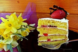 Desert tort cu crema de lamaie, capsuni si jeleu din vin sau 7 ani de bucatareala ori hlizeala pe Bucataras.ro