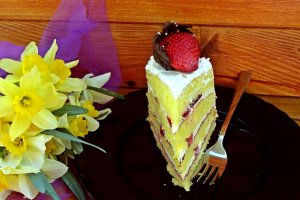 Desert tort cu crema de lamaie, capsuni si jeleu din vin sau 7 ani de bucatareala ori hlizeala pe Bucataras.ro