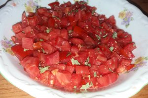 Aperitiv bruschete cu rosii si busuioc
