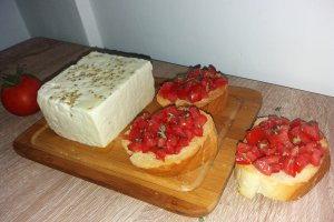 Aperitiv bruschete cu rosii si busuioc