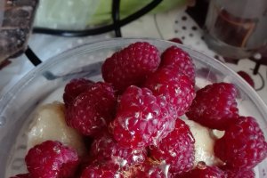 Desert inghetata raw-vegana cu banane si zmeura