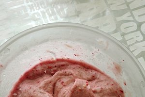 Desert inghetata raw-vegana cu banane si zmeura