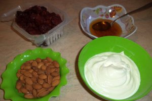 Desert inghetata de capsuni si migdale
