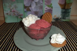 Desert inghetata de capsuni si migdale