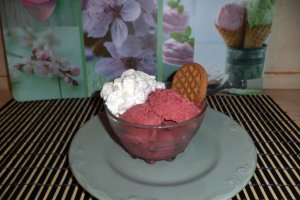 Desert inghetata de capsuni si migdale
