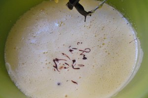Desert negresa cu ciocolata, frisca si sos de zmeura