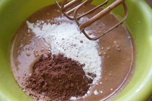 Desert negresa cu ciocolata, frisca si sos de zmeura