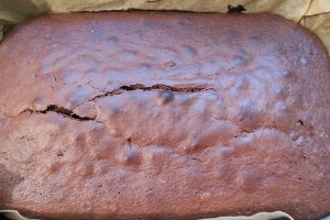 Desert negresa cu ciocolata, frisca si sos de zmeura