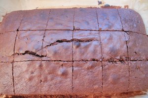 Desert negresa cu ciocolata, frisca si sos de zmeura