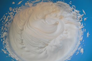 Desert negresa cu ciocolata, frisca si sos de zmeura