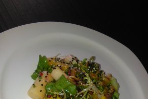 Salata de ananas macerata in suc de lime, stil ceviche acompaniata de palmito, pui si salata verde