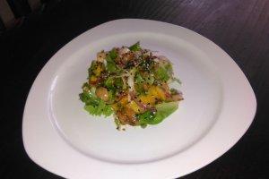 Salata de ananas macerata in suc de lime, stil ceviche acompaniata de palmito, pui si salata verde