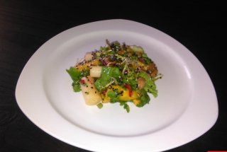 Salata de ananas macerata in suc de lime, stil ceviche acompaniata de palmito, pui si salata verde