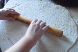 Pizza cu masline, salam banatean si fasole rosie