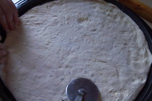 Pizza cu masline, salam banatean si fasole rosie