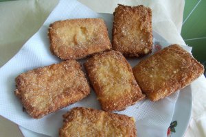 Aperitiv cascaval pana, cu salata de varza