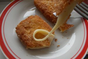 Aperitiv cascaval pana, cu salata de varza