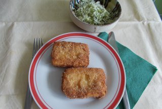 Aperitiv cascaval pana, cu salata de varza