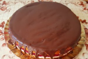 Desert tort cu jeleu de zmeura si crema mascarpone