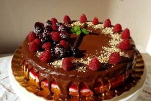 Desert tort cu jeleu de zmeura si crema mascarpone