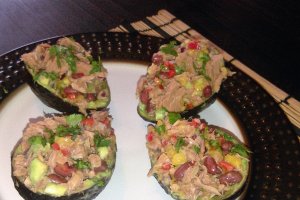 Avocado umplut cu ton