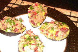 Avocado umplut cu ton