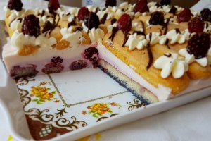 Desert la rece cu piscoturi si crema de iaurt cu mure