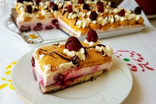 Desert la rece cu piscoturi si crema de iaurt cu mure