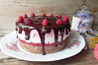 Desert tort cu biscuiti, crema de vanilie, jeleu si mousse de zmeura