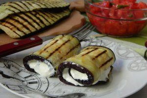 Aperitiv rulouri de vinete cu crema de branza si rosii