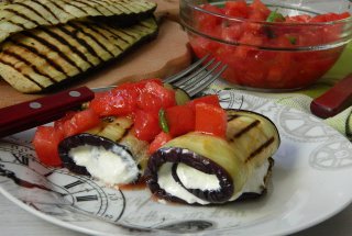 Aperitiv rulouri de vinete cu crema de branza si rosii
