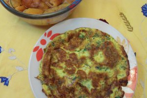 Aperitiv omleta cu salam sasesc, verdeata si cascaval
