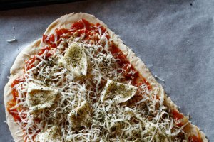 Pizza cu carne tocata
