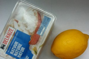 Desert cheesecake inimos cu sos de afine