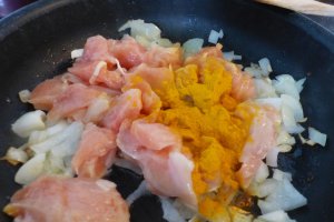Aperitiv tajina tunisiana cu pui si branza