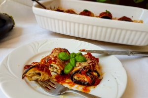 Rulouri de vinete umplute cu ricotta