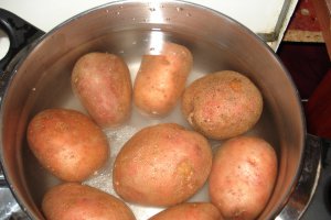 Aperitiv barcute din cartofi cu cascaval