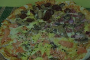 Pizza asortata cu somon