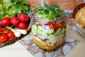 Salata la borcan cu legume, cus-cus si mini-fileuri din piept de pui