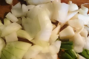 Saramura de pastrav - cu busuioc si legume coapte