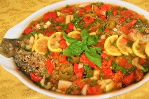 Saramura de pastrav - cu busuioc si legume coapte