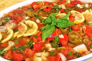 Saramura de pastrav - cu busuioc si legume coapte