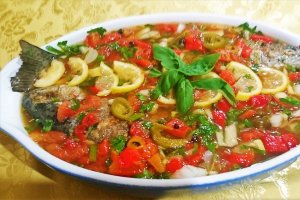 Saramura de pastrav - cu busuioc si legume coapte