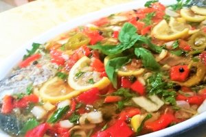 Saramura de pastrav - cu busuioc si legume coapte