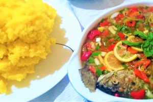 Saramura de pastrav - cu busuioc si legume coapte