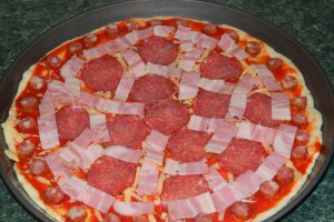 Pizza duet cu porumb si diverse