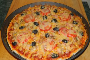 Pizza duet cu porumb si diverse