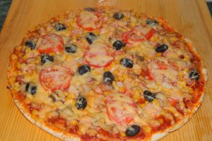 Pizza duet cu porumb si diverse